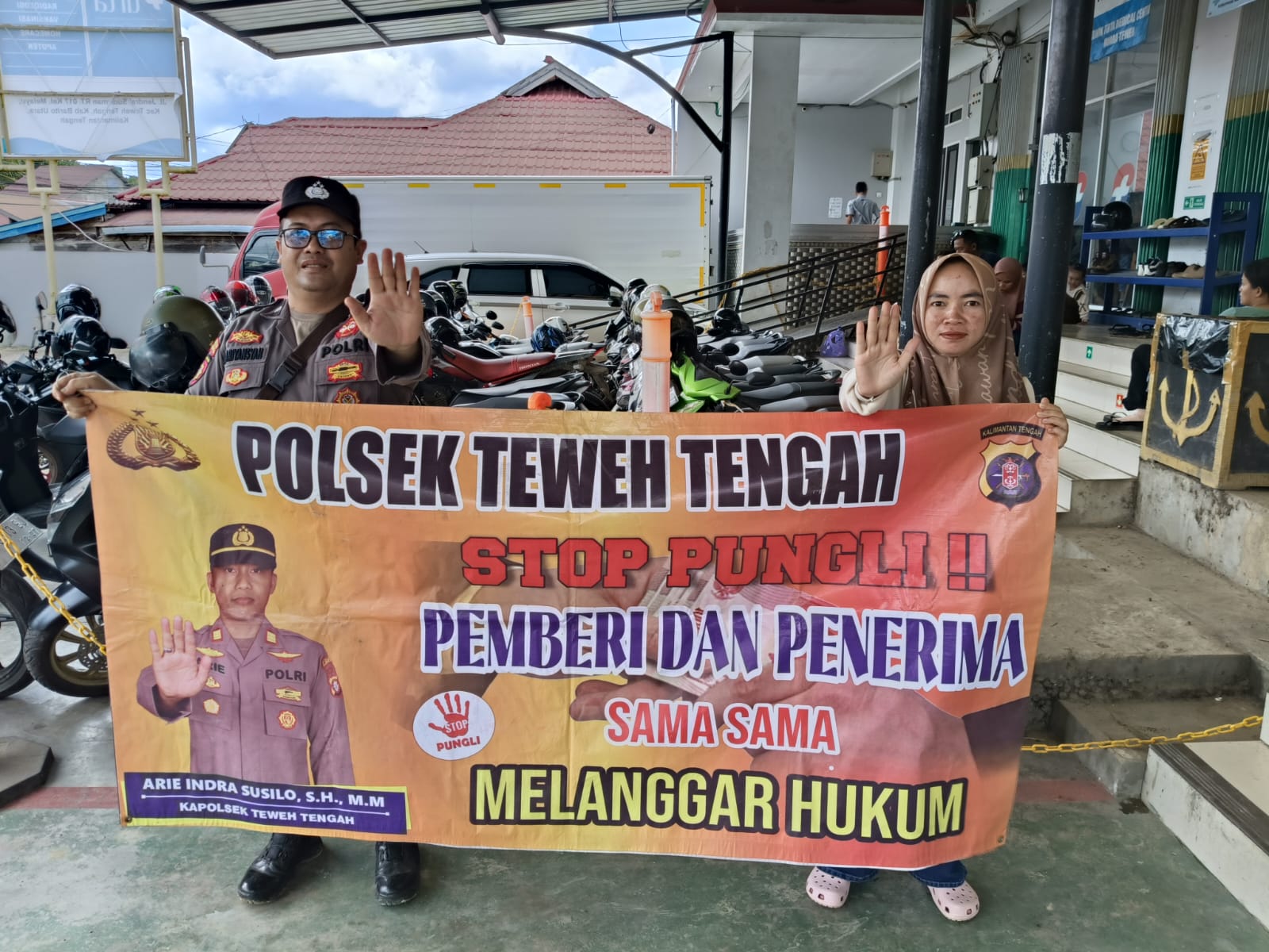 Sosialisasikan Stop Pungli Kepada Masyarakat, Polsek Teweh Tengah Berikan Himbauan Secara Humanis