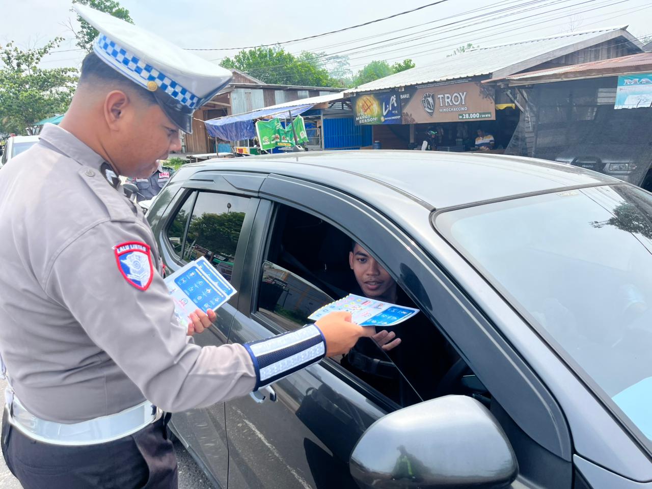 Pembagian Brosur Keselamatan Berlalu Lintas Kepada masyarakat.