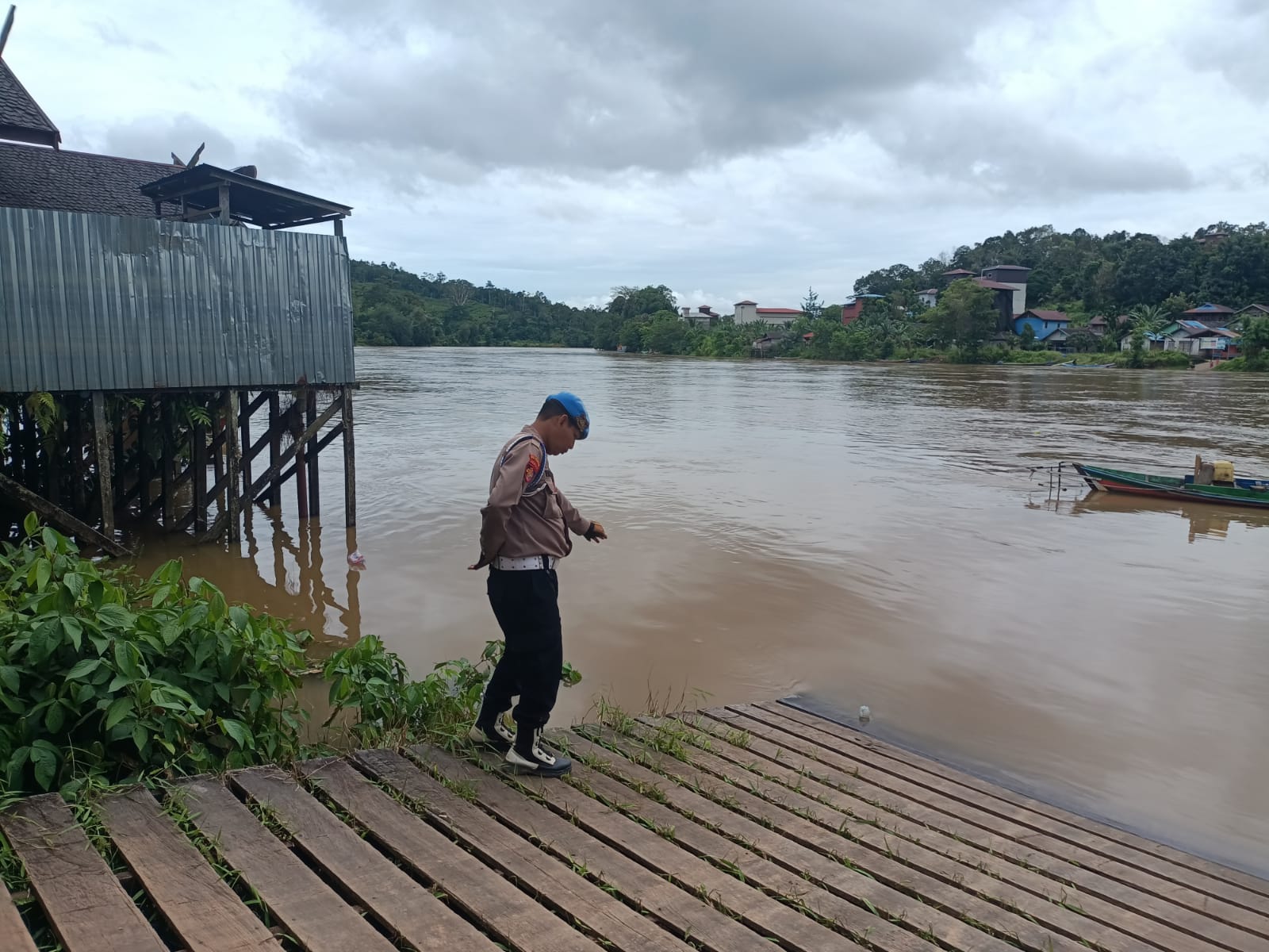 *_Antisipasi Dampak Cuaca Ekstrem, Personel Polsek Marikit Cek Debit Air DAS Katingan._*