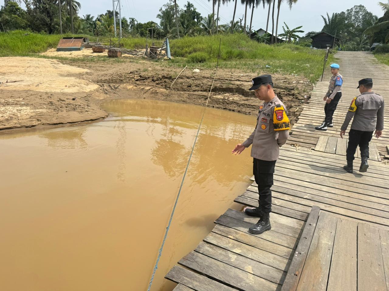 Deteksi Banjir, Polsek Tewang Sangalang Garing dan Pulau Malan Cek Ketinggian Debit Air