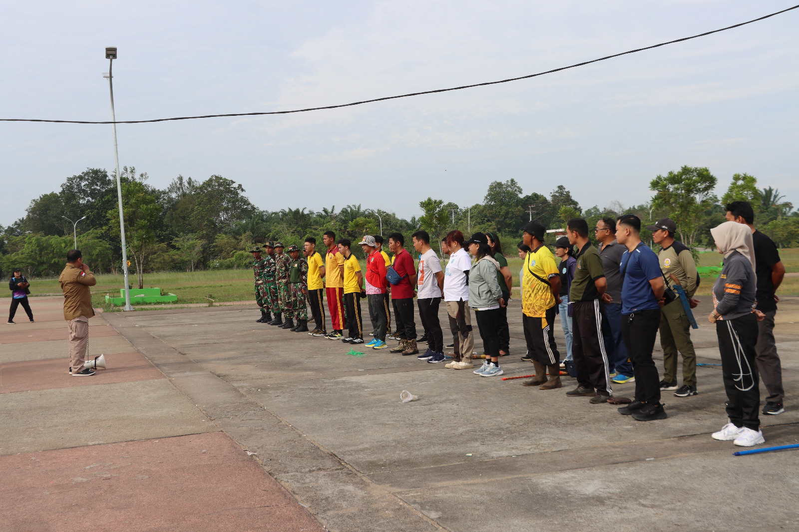 Personel Polres Lamandau Laksanakan Jumat Bersih Gerakan ASRI Bersama Pemda di Alun-Alun Nanga Bulik