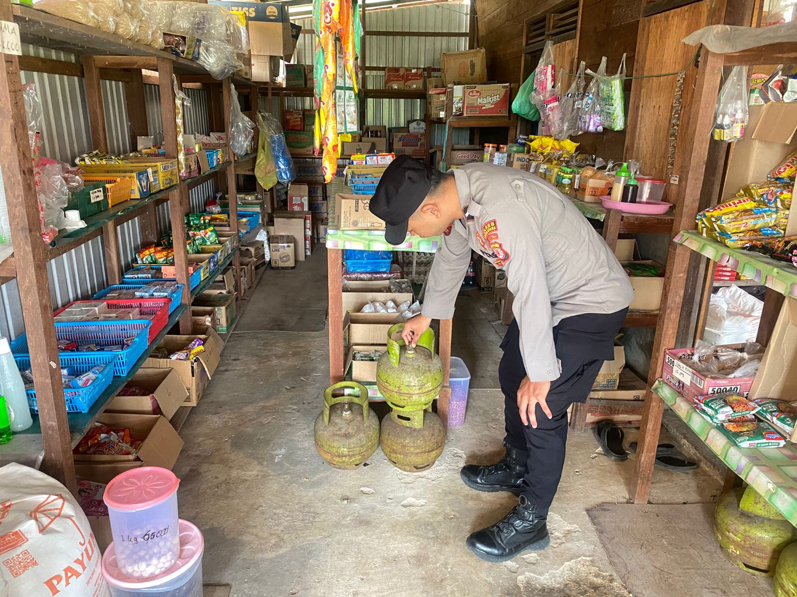 Polsek Montallat Laksanakan Pengecekan Gas LPG Untuk Pantau Stok Dan Harga Di Pasaran