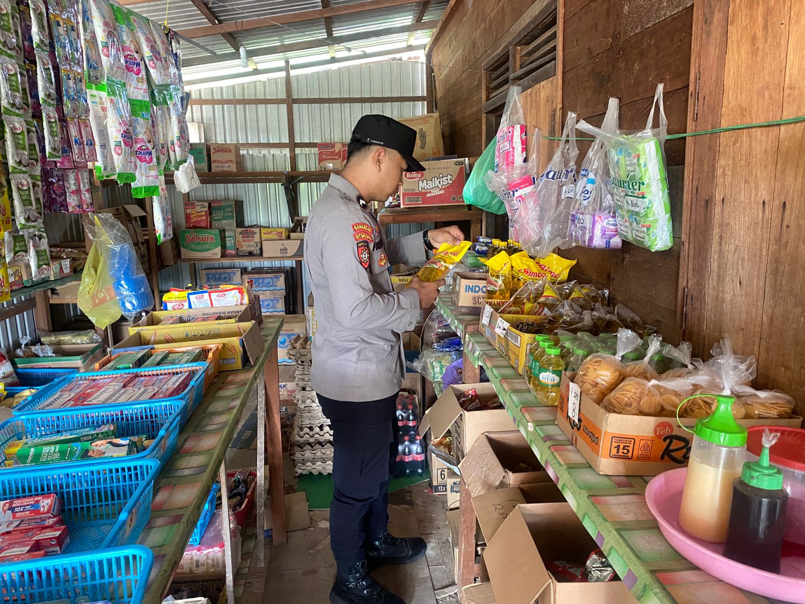 Polsek Montallat Laksanakan Pengecekan Sembako Untuk Pantau Stok Dan Harga Di Pasaran