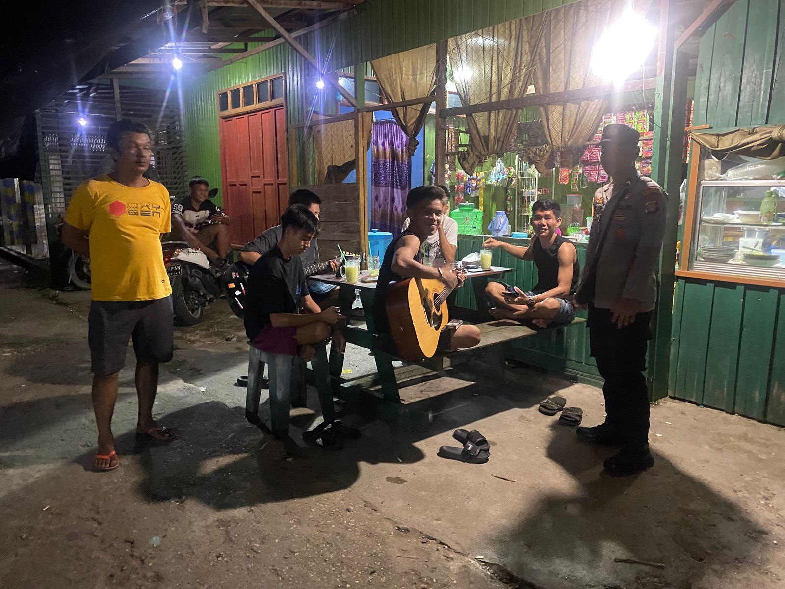 Polsek Montallat Laksanakan Patroli Malam Untuk Ciptakan Keamanan Dan Ketertiban Masyarakat