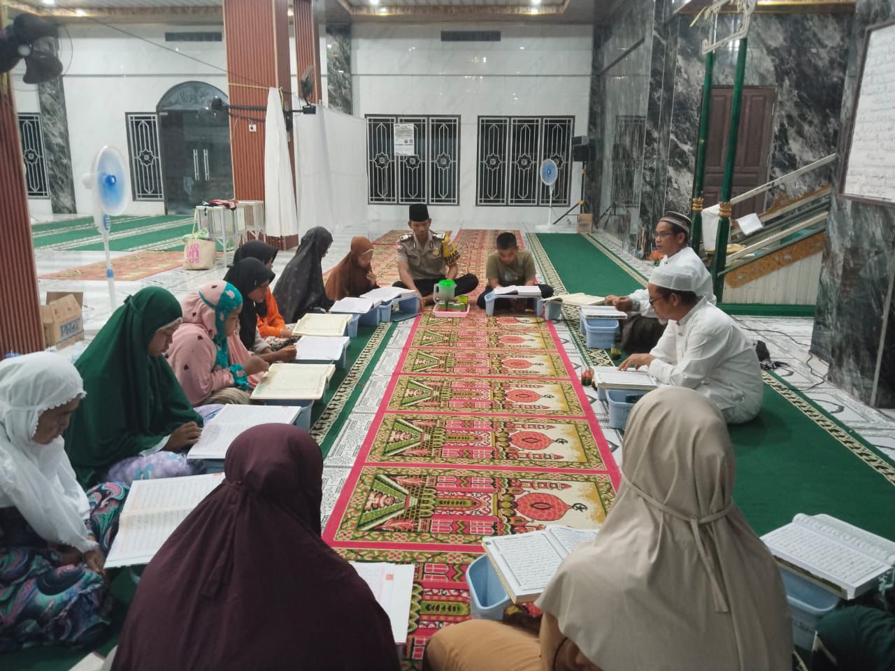 Polsek Teweh Timur Laksanakan Pengamanan Sholat Tarawih di Benangin I dan V