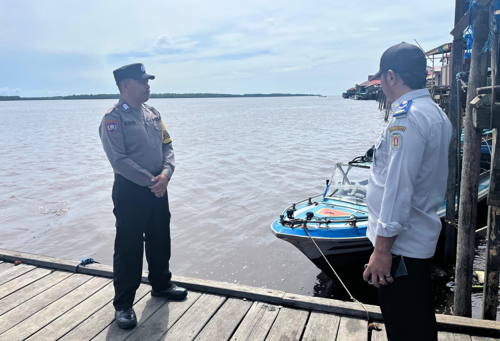 Personil Polsek Katingan Kuala Rutin Melakukan Pengecekan Debit Air Di Wilayahnya.
