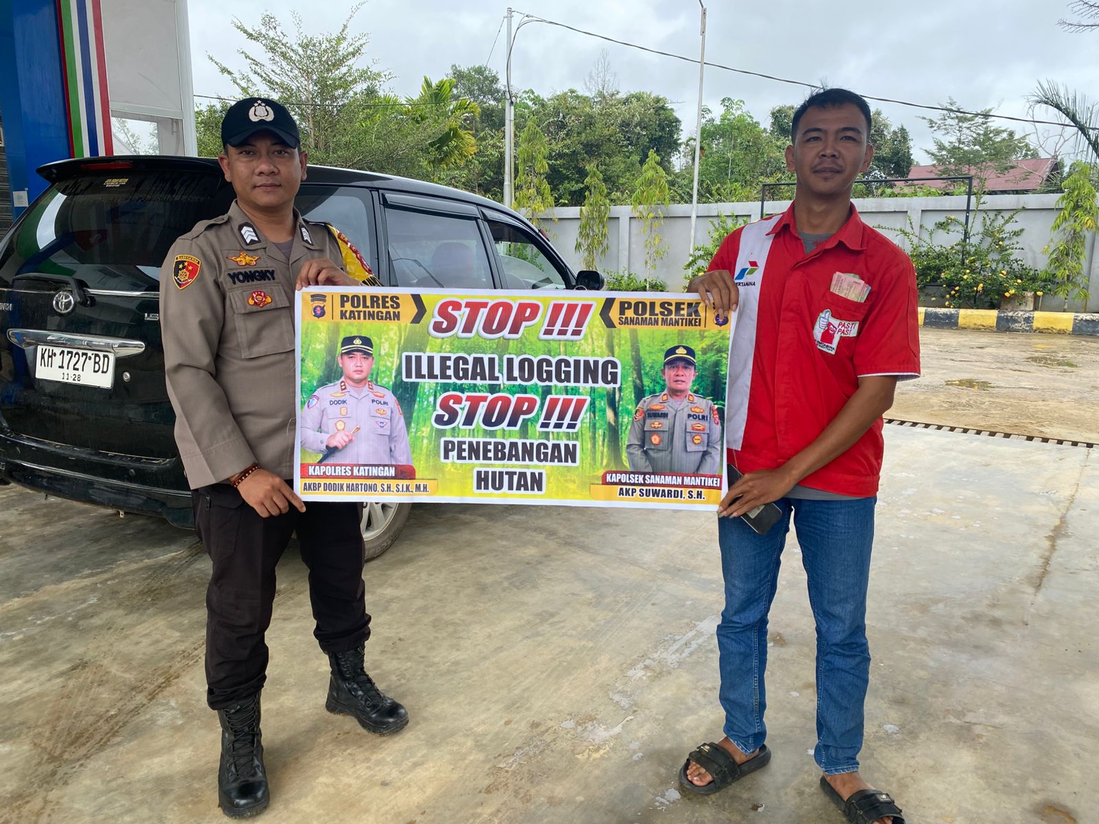 Bhabinkamtibmas laksanakan Sosialisasikan tentang larangan dan sangsi Pidana bagi pelaku Ileggal Logging kepada masyarakat di  Desa Binaan.