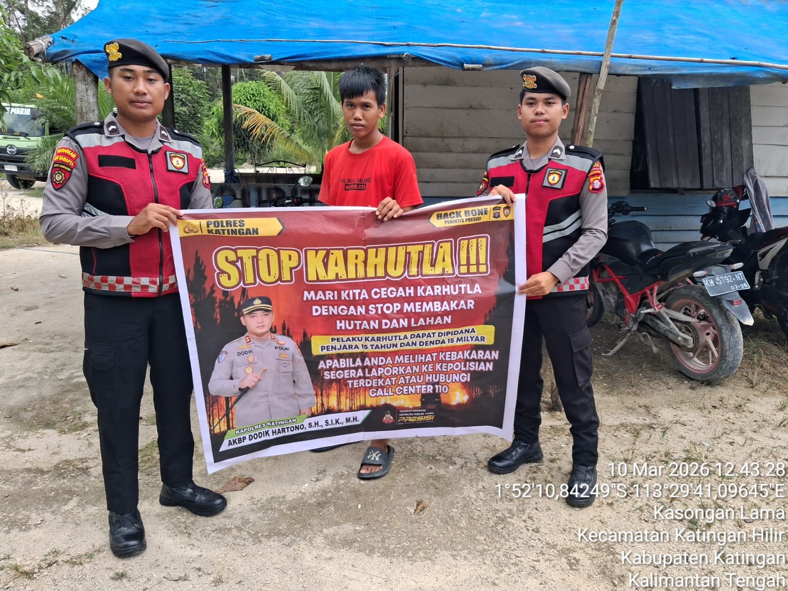 Personel Samapta Polres Katingan Sosialisasikan Pencegahan Karhutla kepada Masyarakat Desa Hampalit.