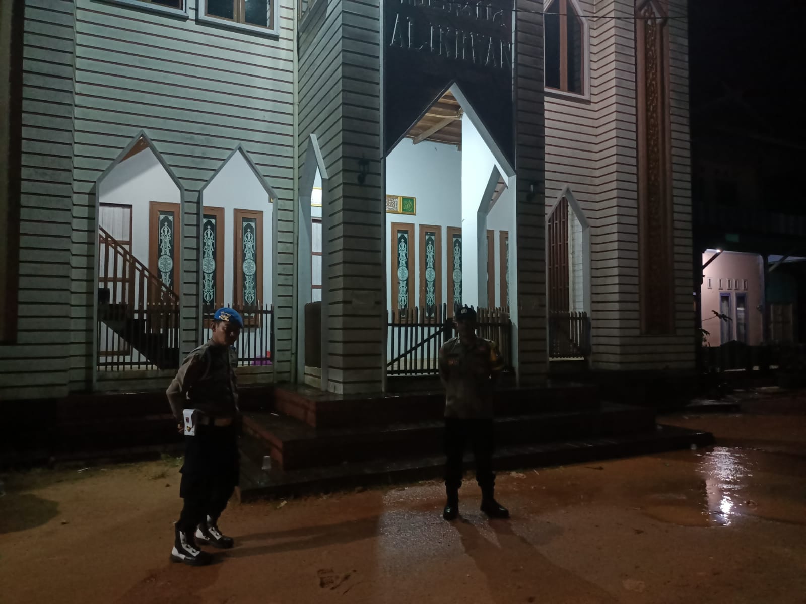 *Ciptakan Ramadan Aman dan Kondusif, Polsek Marikit Laksanakan Pengamanan Salat Tarawih*