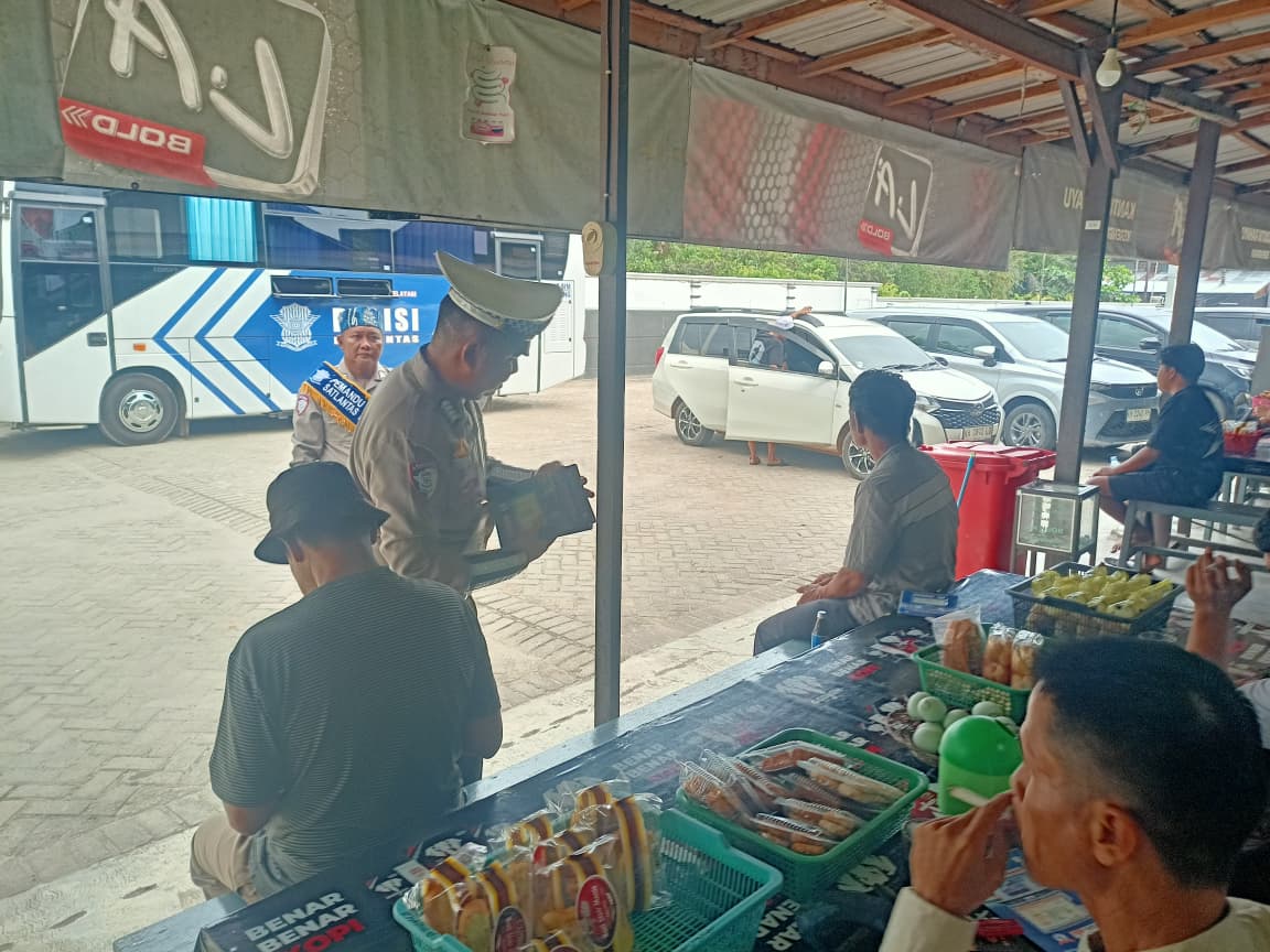 Pembagian Brosur Keselamatan Berlalu Lintas Kepada masyarakat.