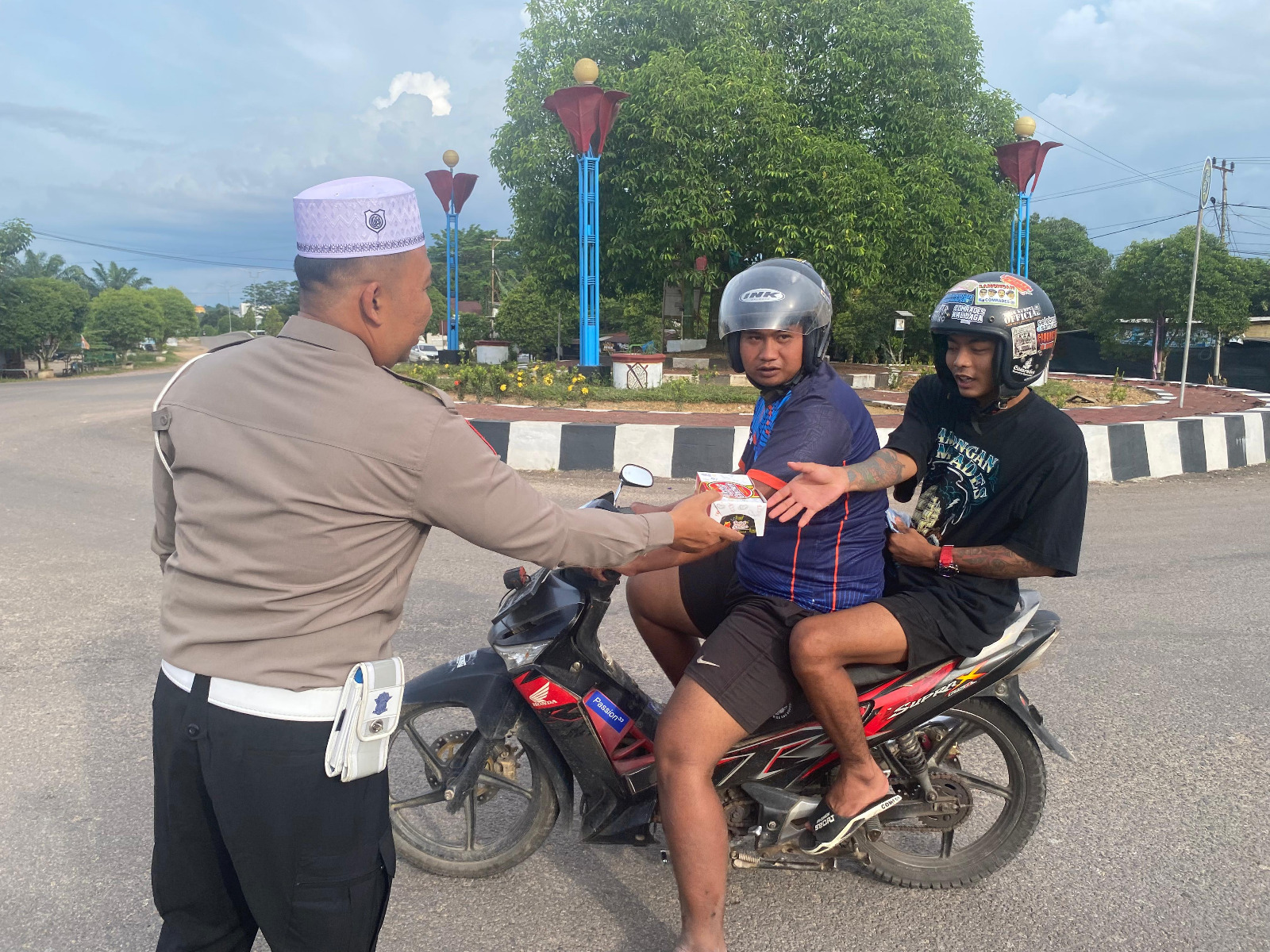 Bentuk Kepedulian di Bulan Ramadan, Polres Lamandau Laksanakan Aksi Sosial Pembagian Takjil