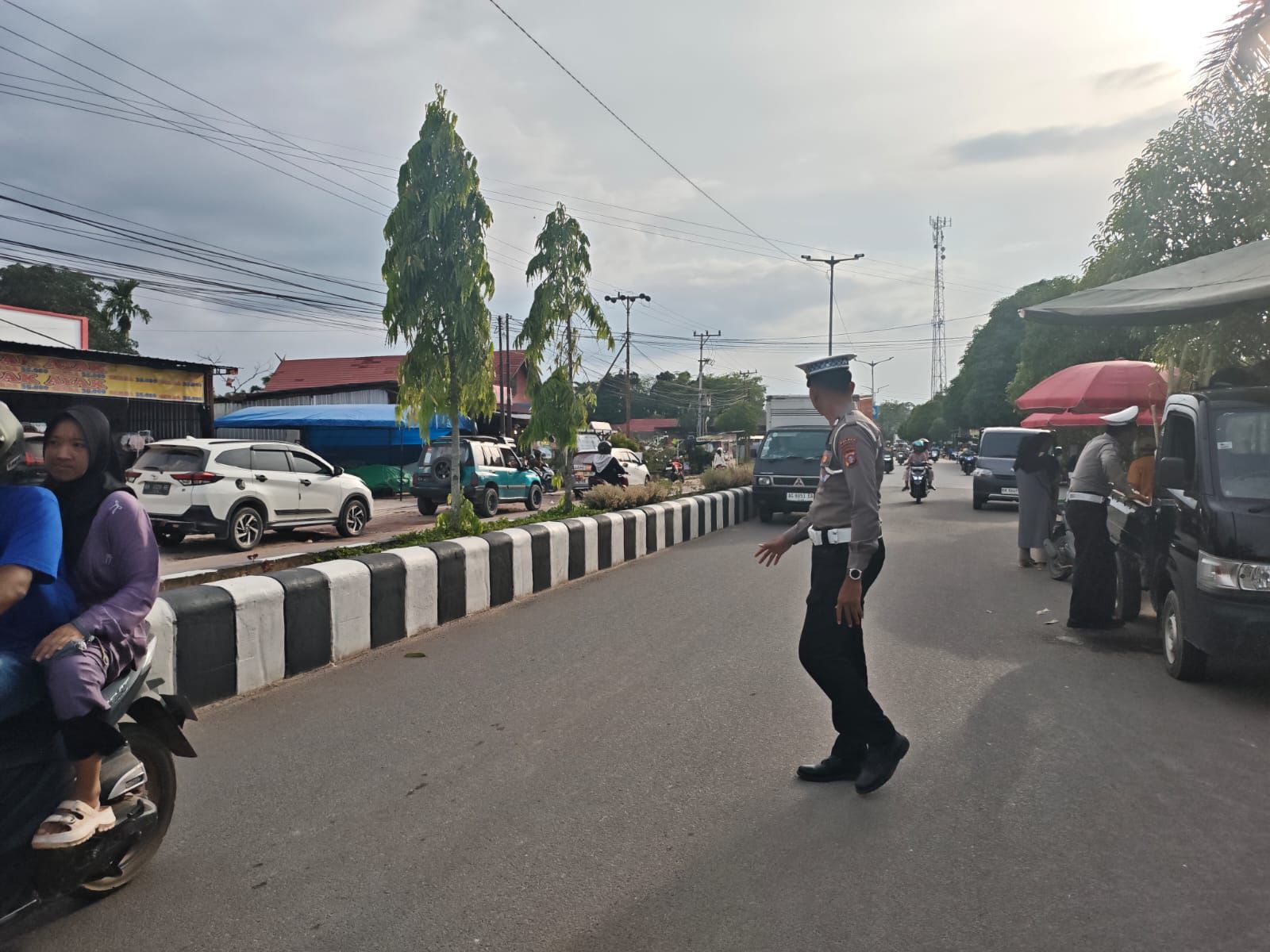 Jaga Kelancaran Aktivitas Warga, Sat Lantas Lakukan Pengaturan Lalu Lintas di Pasar Ramadan