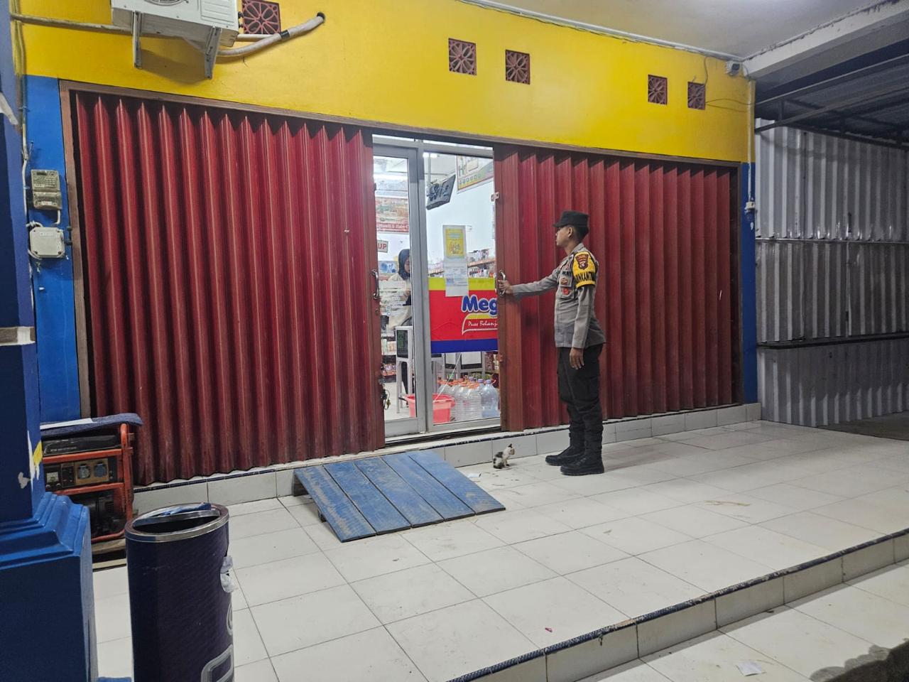 Cegah Gangguan Kamtibmas, Piket Polsek Sematu Jaya Patroli ke Pertokoan