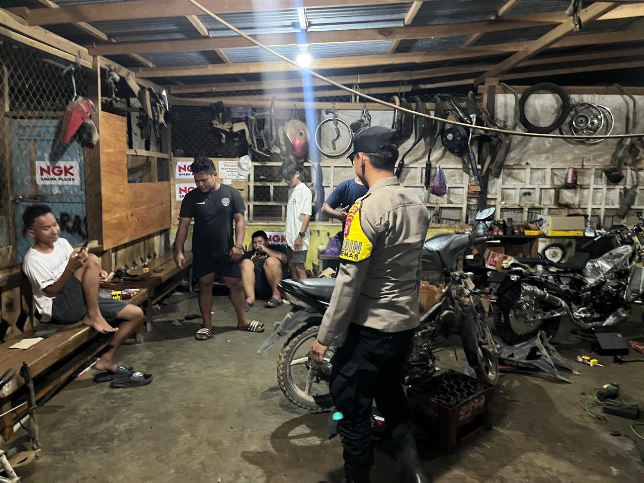 Personel Piket Polsek Sambangi Masyarakat, Pererat Silaturahmi dan Sampaikan Pesan Kamtibmas