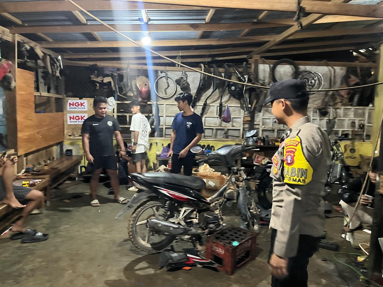 Personel Piket Polsek Lamandau Sambangi Warga, Sampaikan Imbauan Harkamtibmas