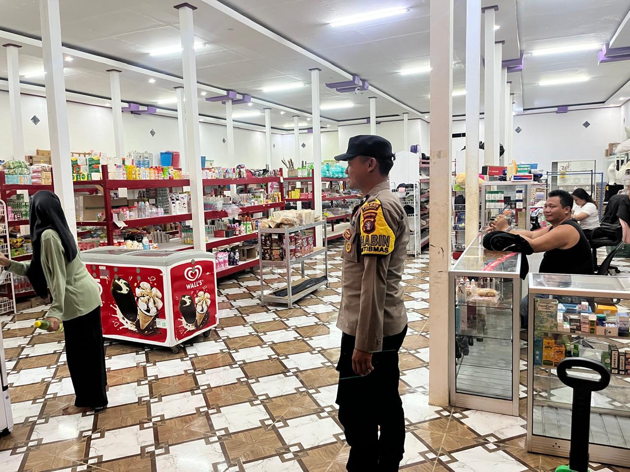 Dekat dengan Warga, Polsek Lamandau Sambangi Masyarakat yang Sedang Berbelanja