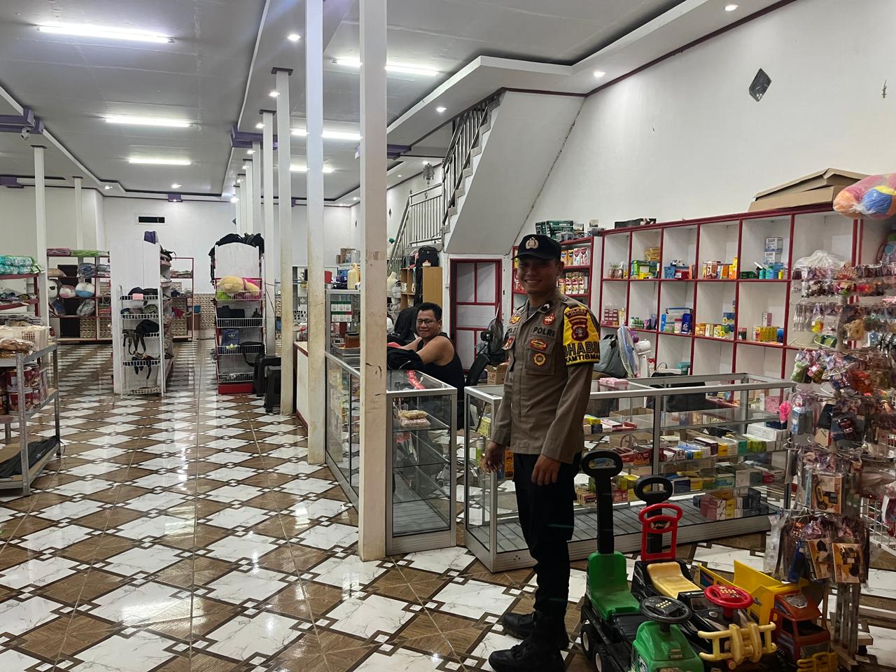 Piket Polsek Lamandau sambang dan Silaturahmi Ke Pedagang