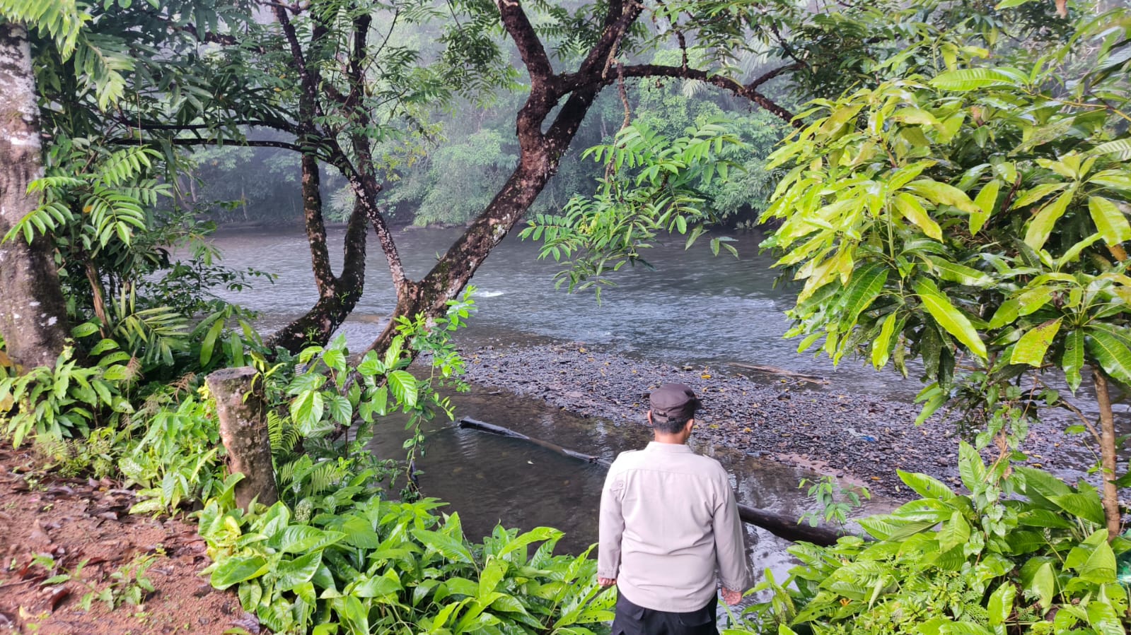 Piket Polsek Delang cek debit air DAS Delang
