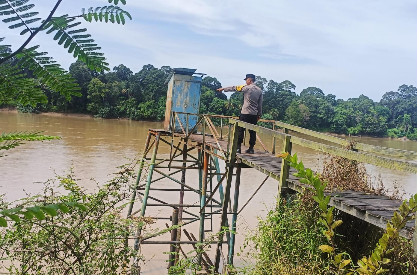 Deteksi Banjir, Polsek Tewang Sangalang Garing dan Pulau Malan Cek Ketinggian Debit Air