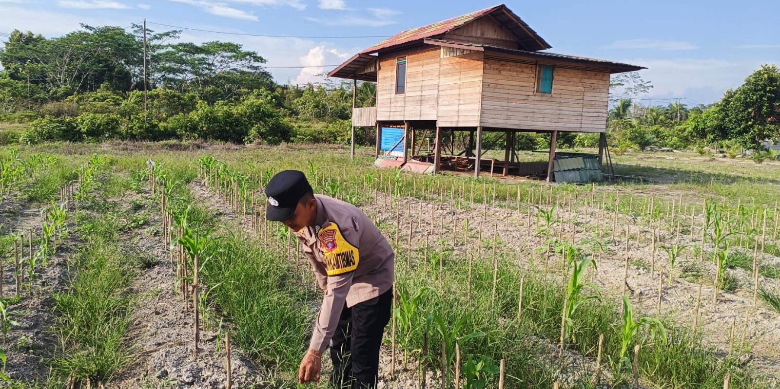 Personel Polsek Tewang Sangalang Garing dan Pulau Malan melaksanakan pengecekan lokasi pemanfaatan lahan pekarangan warga Binaannya