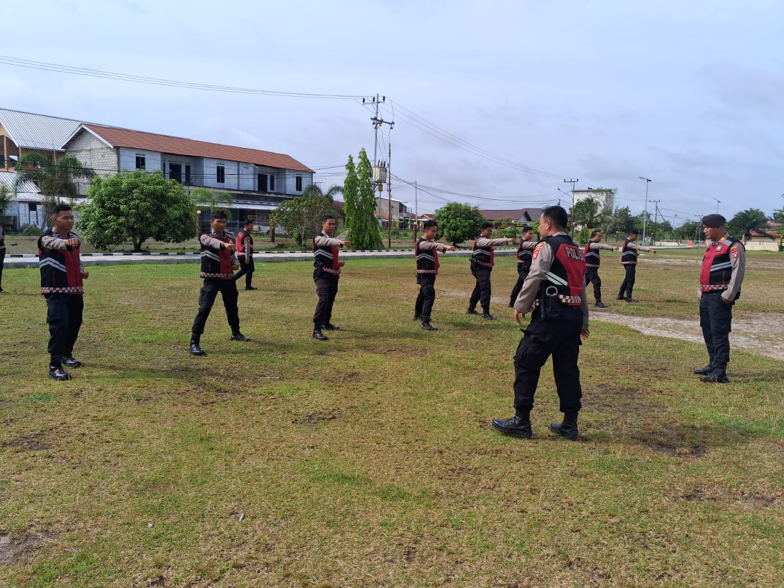 Personel Samapta Polres Katingan Gelar Latihan Beladiri Rutin untuk Tingkatkan Kesiapsiagaan.