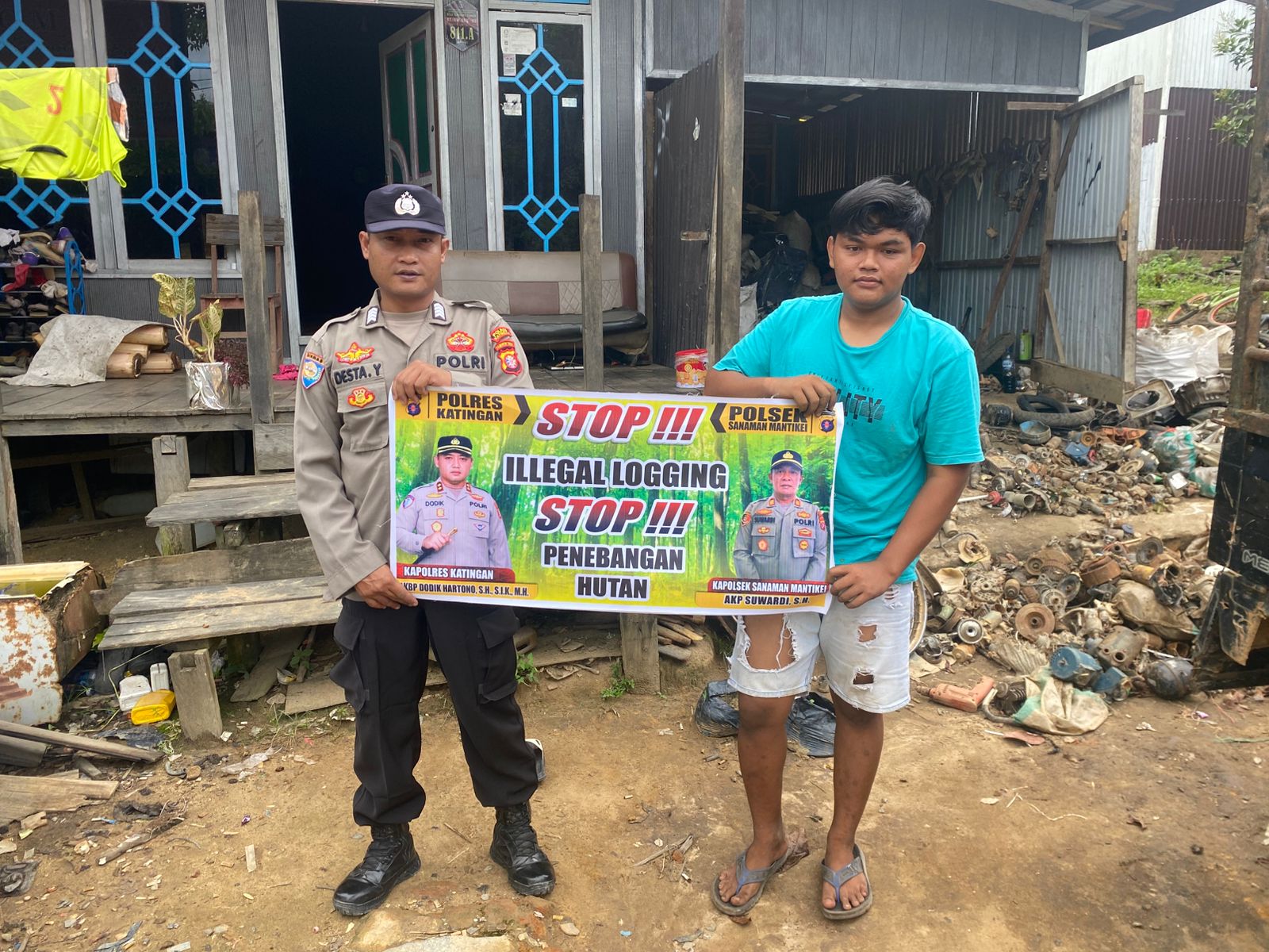 Bhabinkamtibmas laksanakan Sosialisasi kan tentang larangan dan sangsi Pidana bagi pelaku Ileggal Logging kepada masyarakat di Desa Binaan.