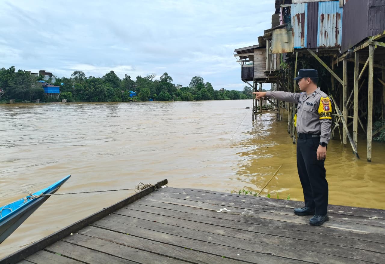 Piket Polsek Marikit Monitoring Debit air Das Katingan.