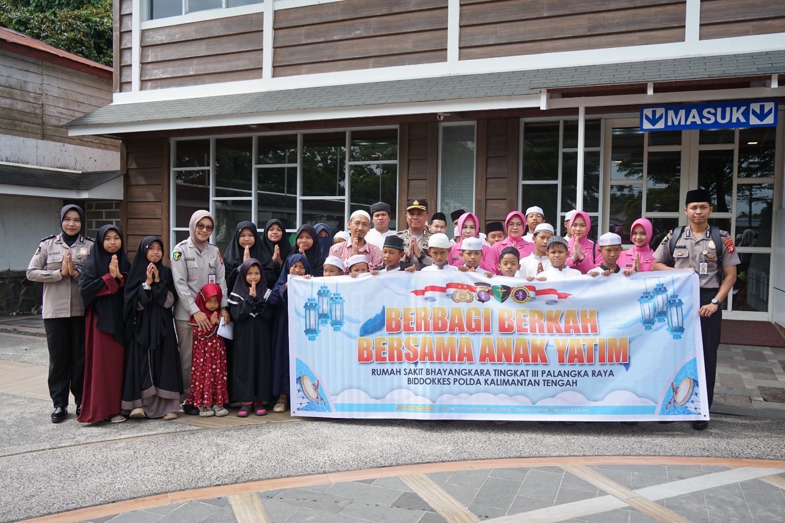 *Polri Tebar Kebahagiaan, Rumkit Bhayangkara Ajak Puluhan Anak Yatim Belanja Baju Lebaran*