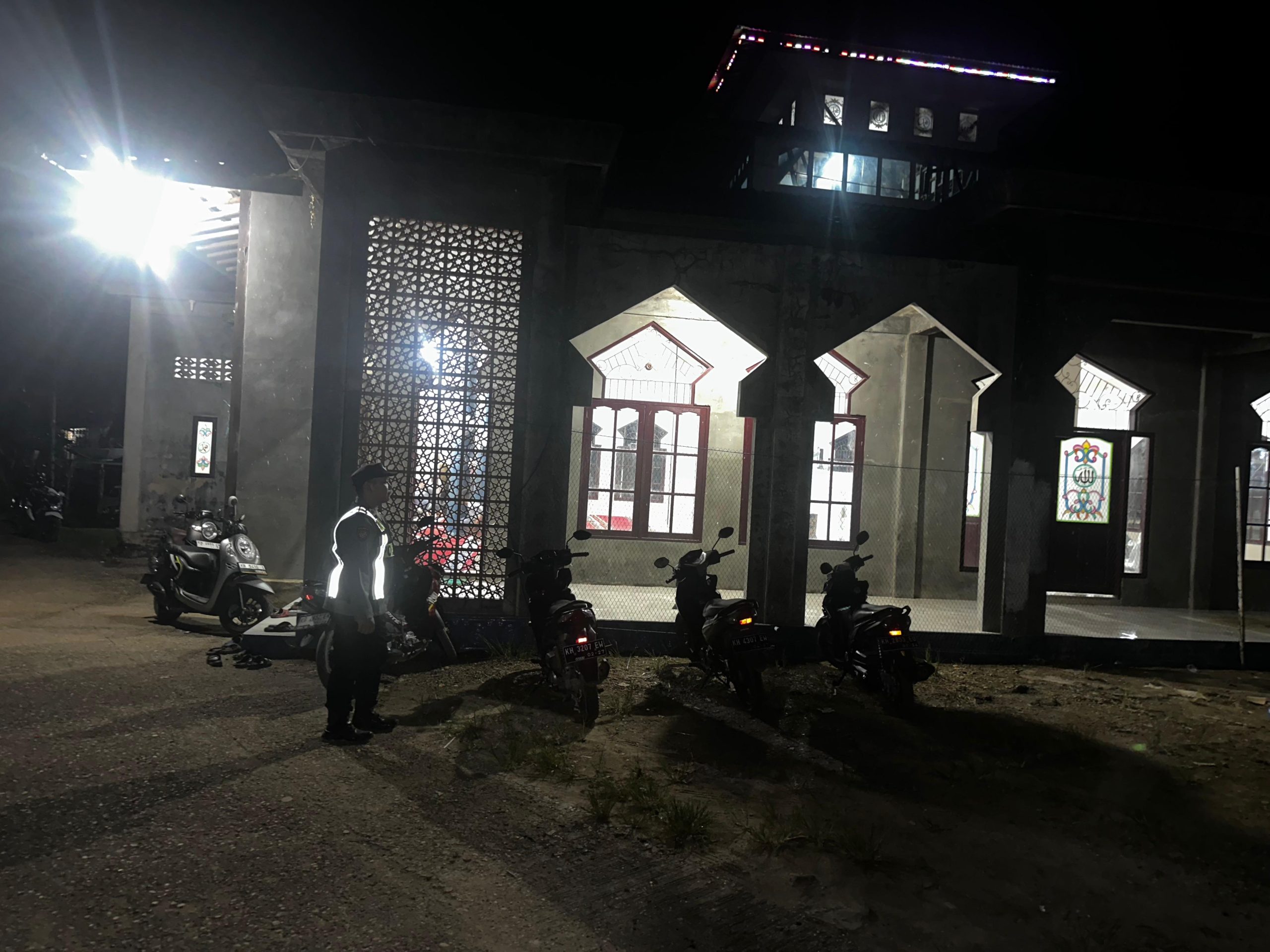 Polsek Teweh Timur Laksanakan Pengamanab Ibadah Sholat Tarawih di Benangin I dan V