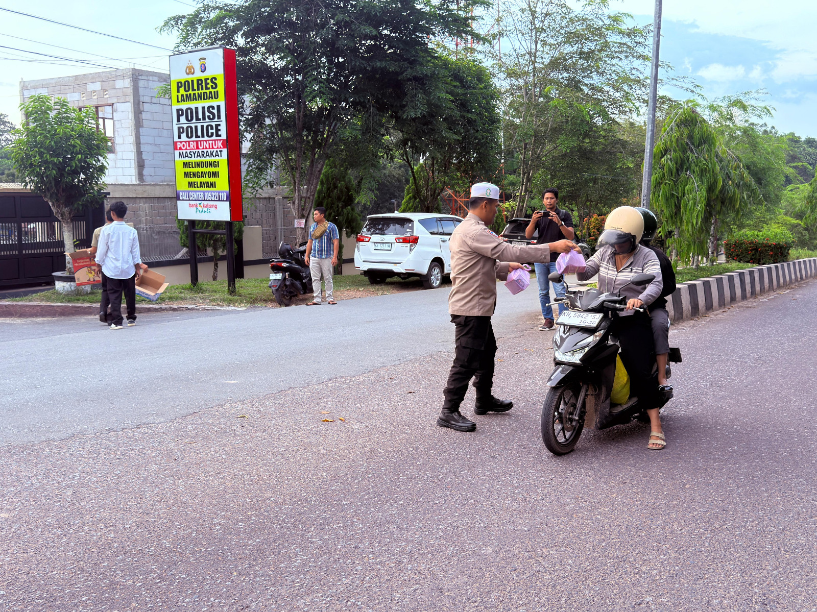 Ramadan Berbagi, Personel Polres Lamandau Turut Tebar Kebaikan Bagikan Takjil Jelang Berbuka