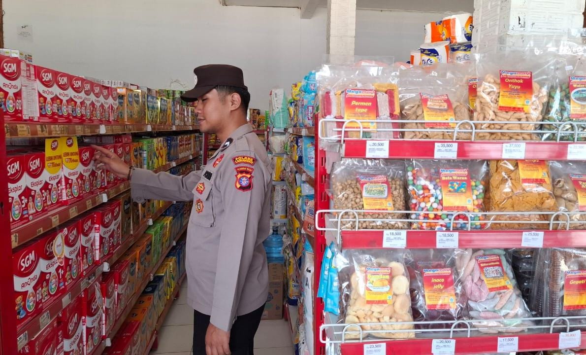 Anggota Polsek Sematu Jaya yang di pimpin langsung, Aipda Erizki melaksanakan patroli dialogis di Megamart Kecamatan Sematu Jaya guna memelihara siskamtibmas di wilayah Hukum Polsek Sematu Jaya