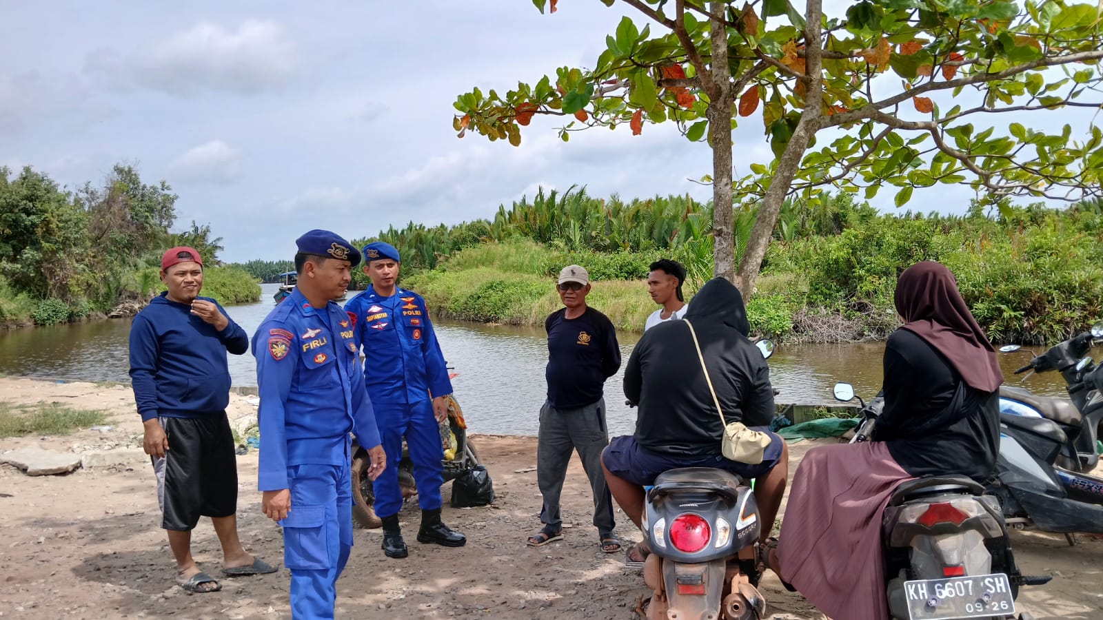 Personil Ditpolairud Sosialisasikan kepada masyarakat agar hentikan pembakaran hutan dan lahan.