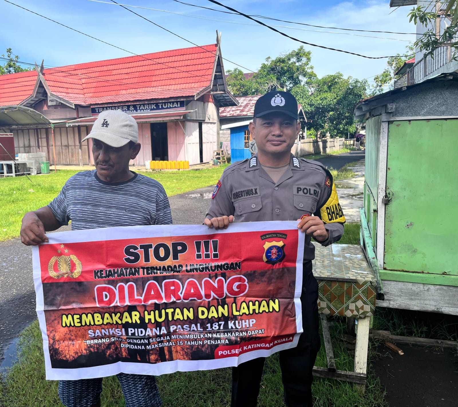 Bhabinkamtibmas Desa Kampung Tengah Sampaikan Himbauan tentang Karhutla Kepada petani