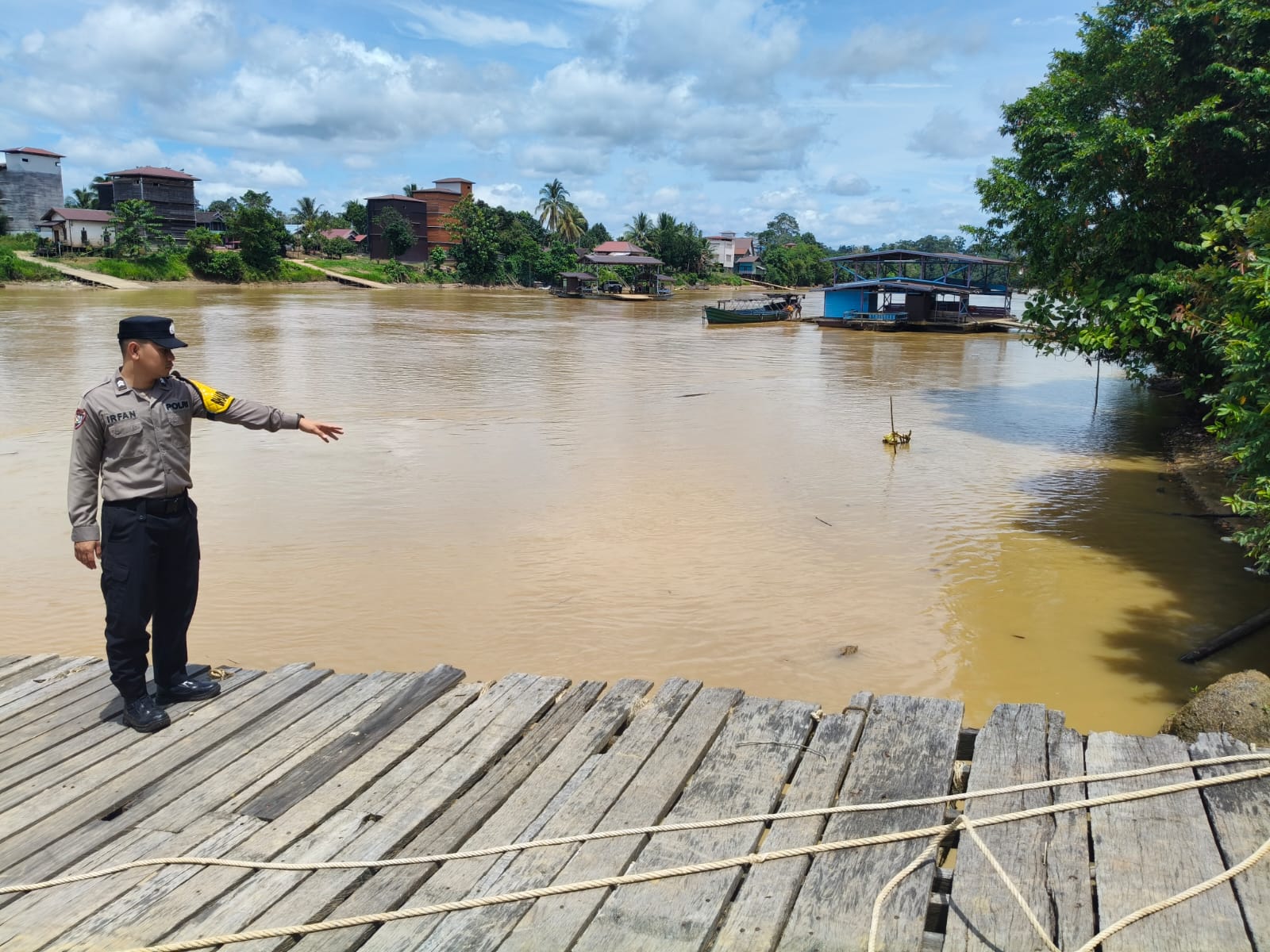 Piket Polsek Marikit Monitoring Debit air Das Katingan.