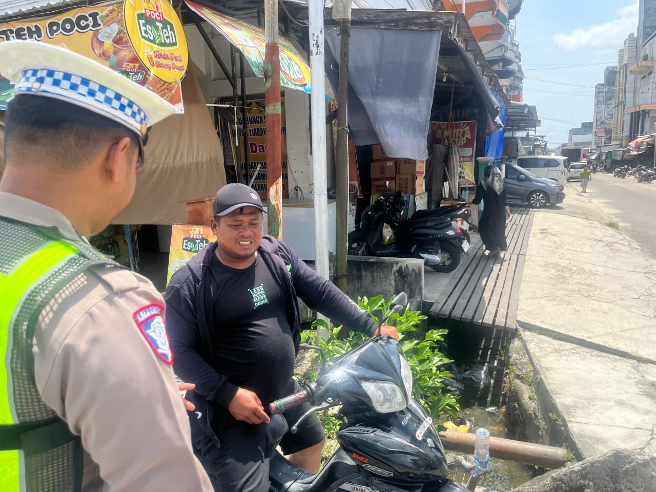 *Tidak Menggunakan Helm Saat Berkendara Personel Satlantas Berikan Teguran Humanis*.