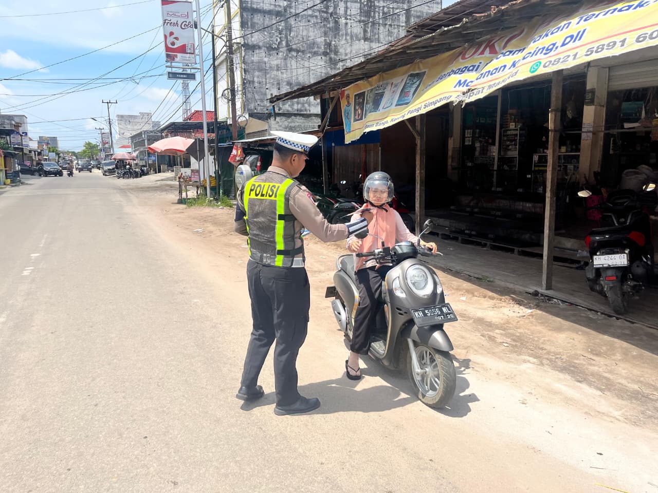 Pembagian Brosur Keselamatan Berlalu Lintas Kepada masyarakat.
