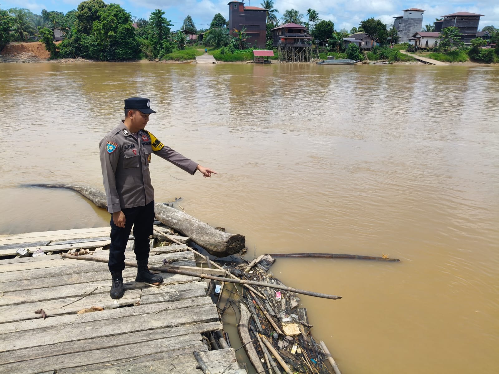 Antisipasi Bencana Banjir, Personil Polsek Marikit Pantau Debit Air DAS Katingan.