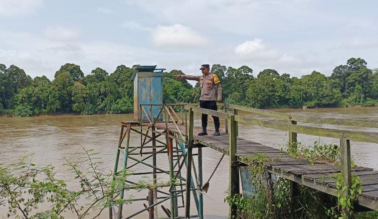 Deteksi Banjir, Polsek Tewang Sangalang Garing dan Pulau Malan Cek Ketinggian Debit Air