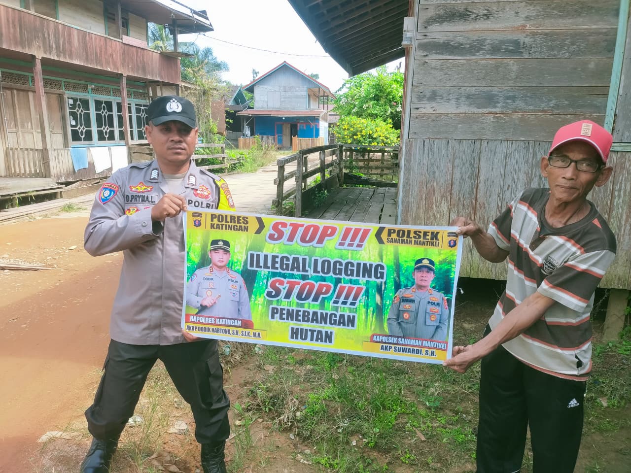 Bhabinkamtibmas laksanakan Sosialisasikan tentang larangan dan sangsi Pidana bagi pelaku Ileggal Logging kepada masyarakat di  Desa Binaan.