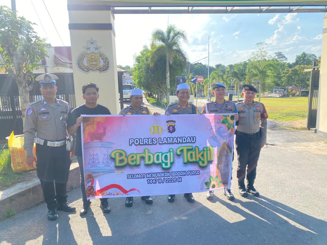 Bentuk Kepedulian di Bulan Ramadan, Polres Lamandau Laksanakan Aksi Sosial Pembagian Takjil
