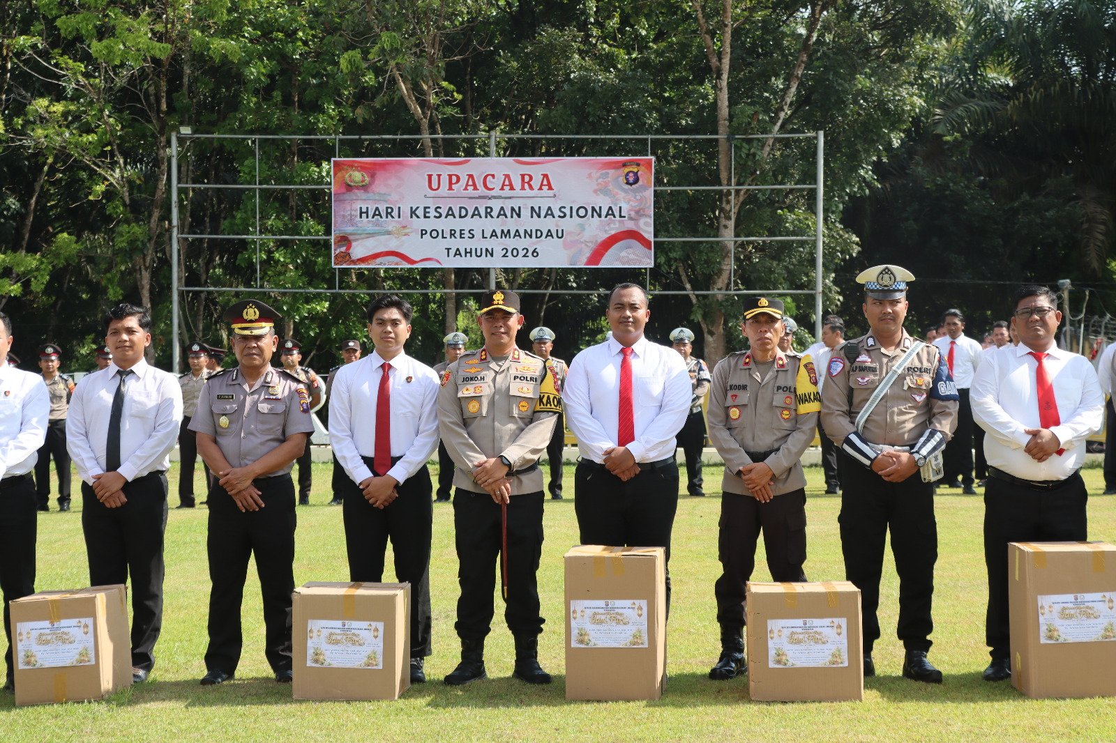Jelang Idulfitri, Polres Lamandau Bagikan Parcel Lebaran kepada Seluruh Personel