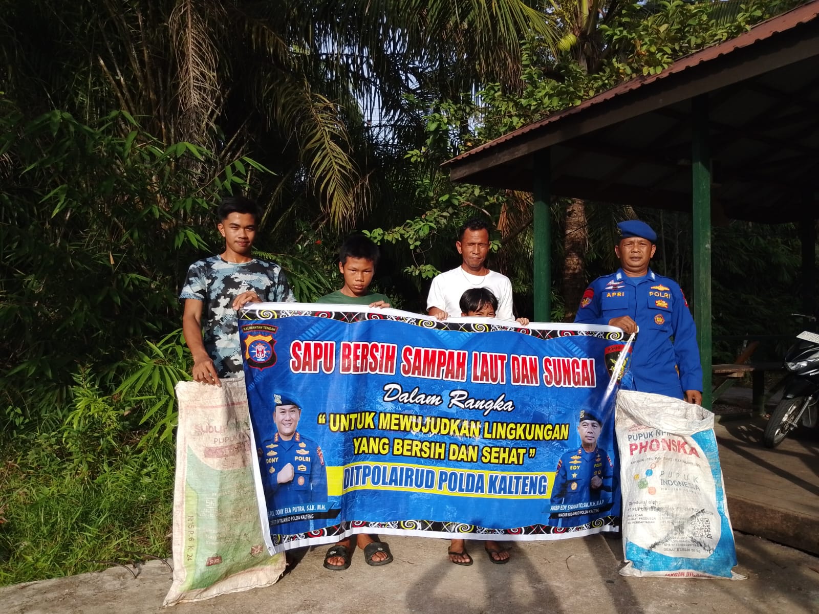 Ditpolairud Polda Kalteng Mengajak Masyarakat Teweh Bersihkan Sampah di Aliran Sungai Das Barito
