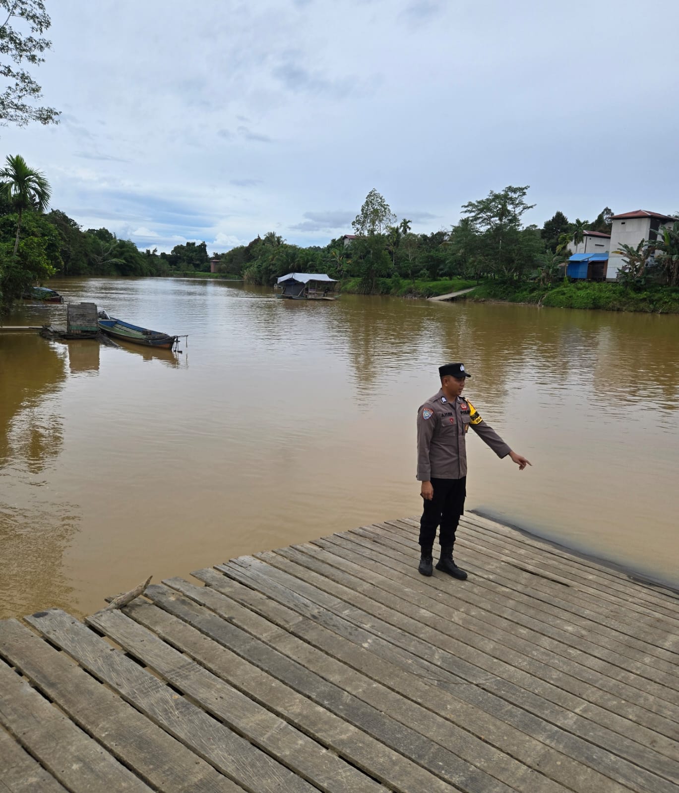 Antisipasi Bencana Banjir, Personil Polsek Marikit Pantau Debit Air DAS Katingan.