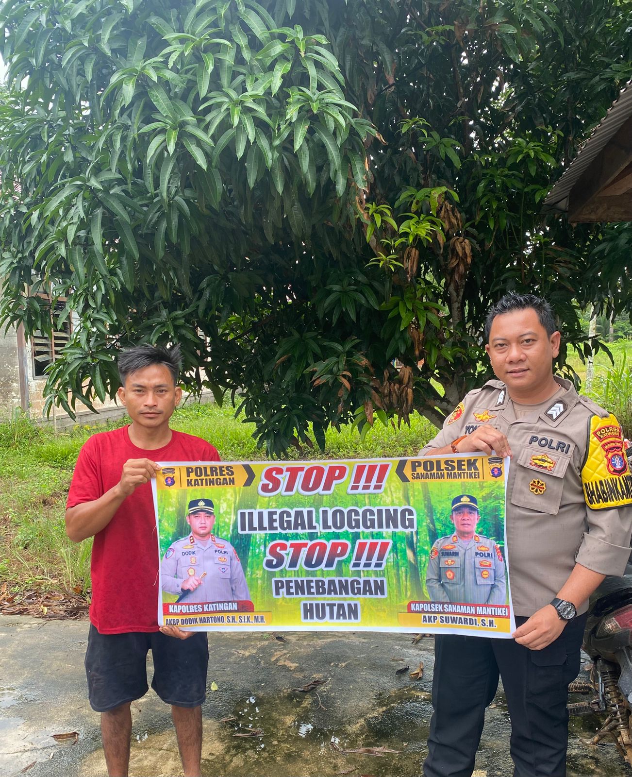 Bhabinkamtibmas laksanakan Sosialisasikan tentang larangan dan sangsi Pidana bagi pelaku Ileggal Logging kepada masyarakat di  Desa Binaan.