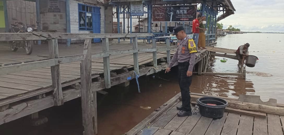Antisipasi Terjadinya Bencana Banjir, Personil Polsek Katingan Kuala Rutin Melakukan Pengecekan Debit Air Di Wilayahnya
