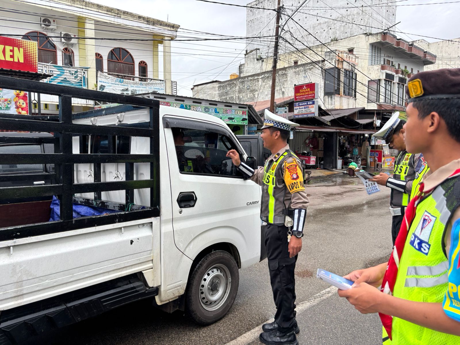 Pembagian Brosur Keselamatan Berlalu Lintas Kepada masyarakat.
