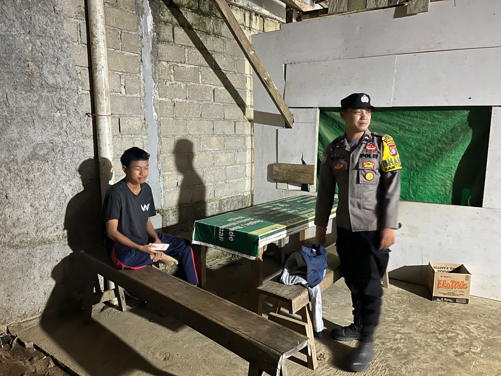 Piket Polsek Lamandau Sambangi Warga yang Sedang Duduk Santai, Sampaikan Pesan Kamtibmas