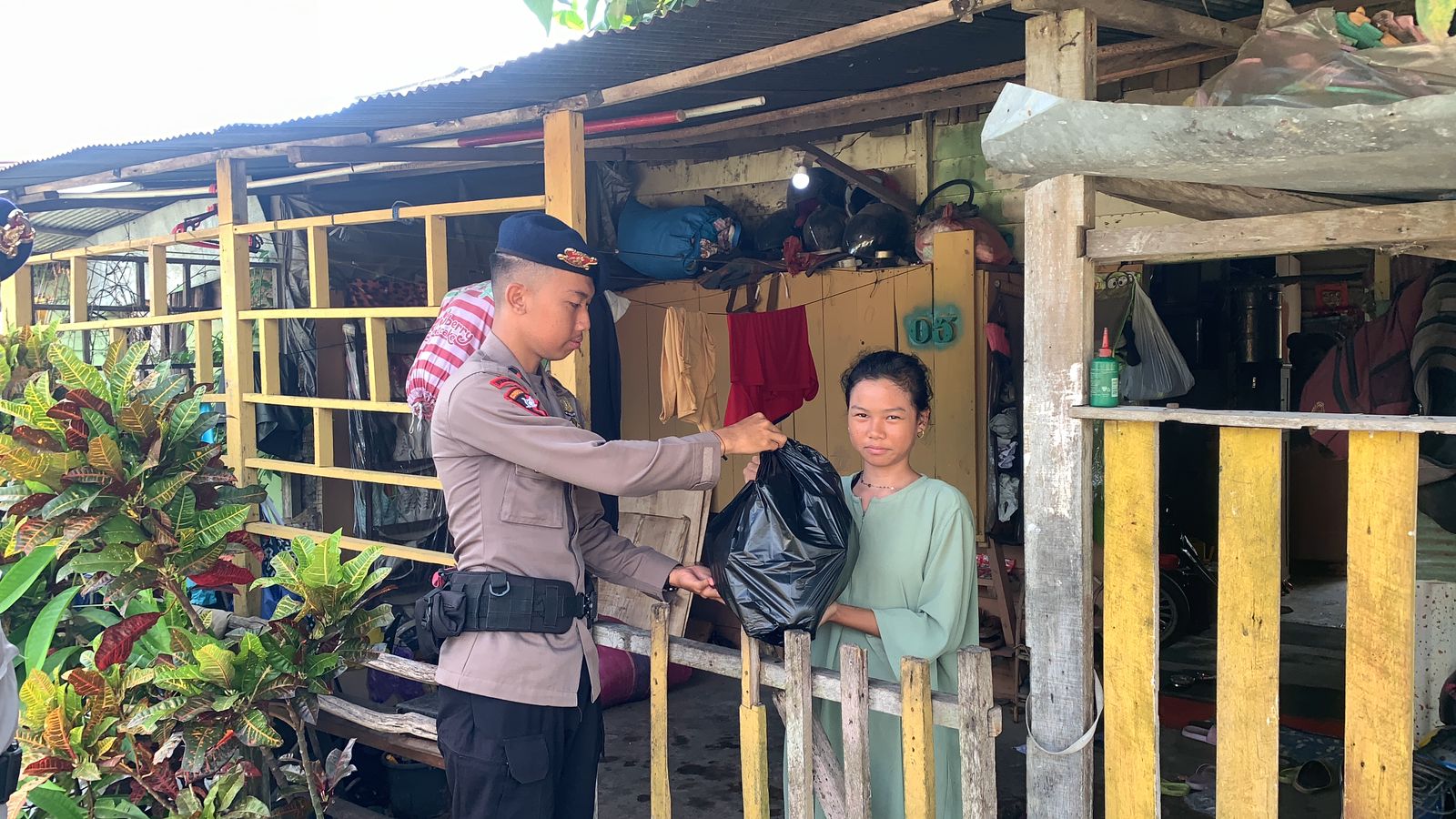 Gerakan 2000 Rupiah Sehari, Brimob Kalteng Salurkan Bansos di Bulan Ramadhan