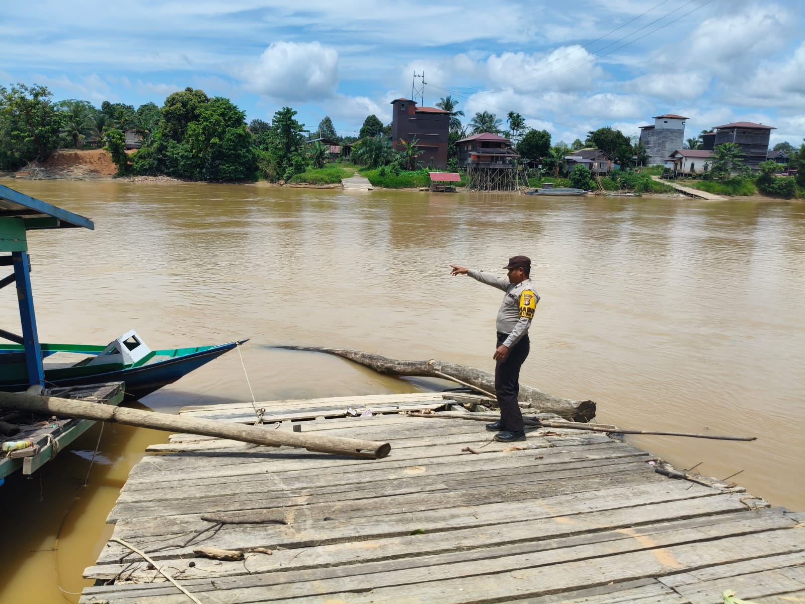 Antisipasi Bencana Banjir, Personil Polsek Marikit Pantau Debit Air DAS Katingan.