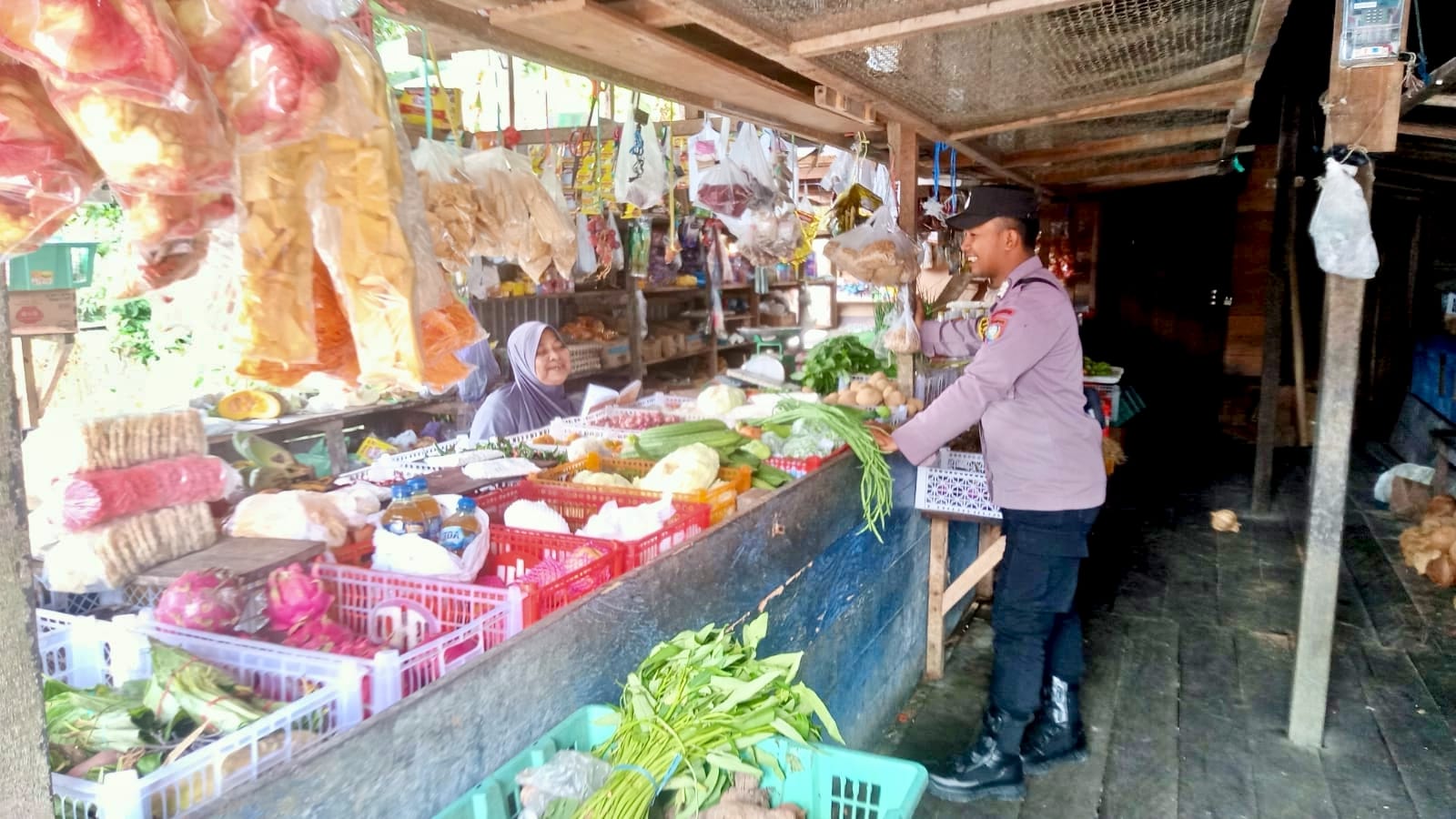Bhabinkamtibmas Polsek Mendawai Melaksanakan Sambang Kamtibmas Ke Warga Desa Binaannya
